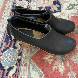 No. 6 Classic halo strap clogs